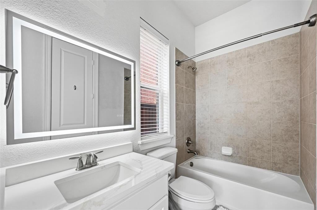 1074 James Ct - Photo 4 of 22