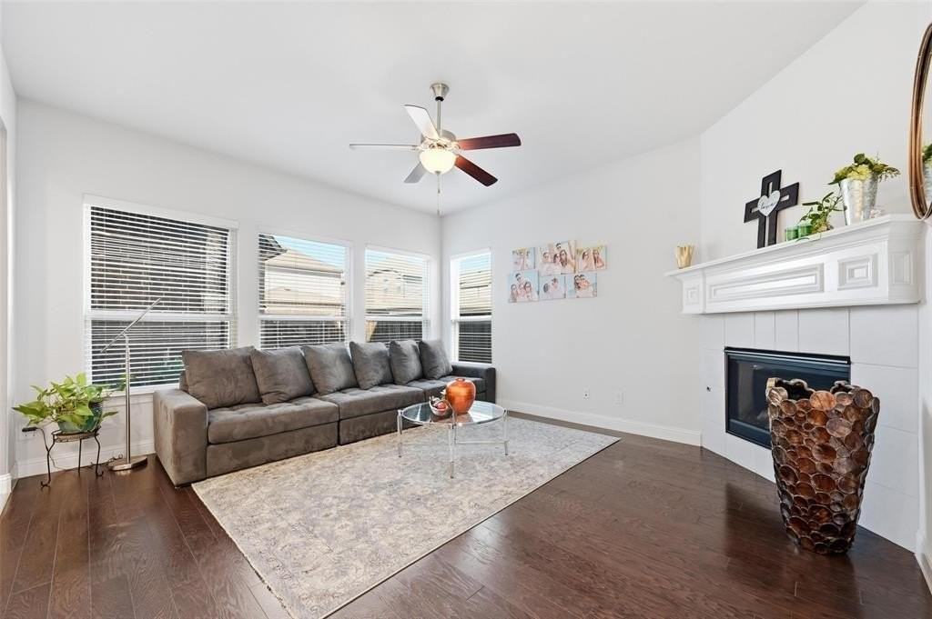 1074 James Ct - Photo 5 of 22