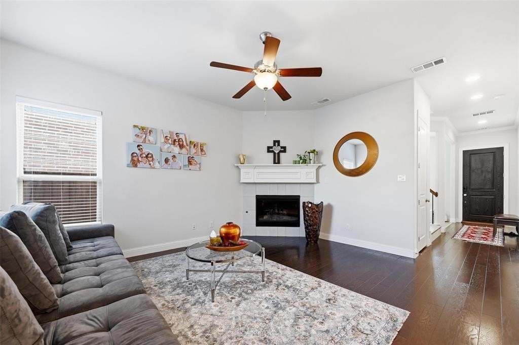 1074 James Ct - Photo 6 of 22