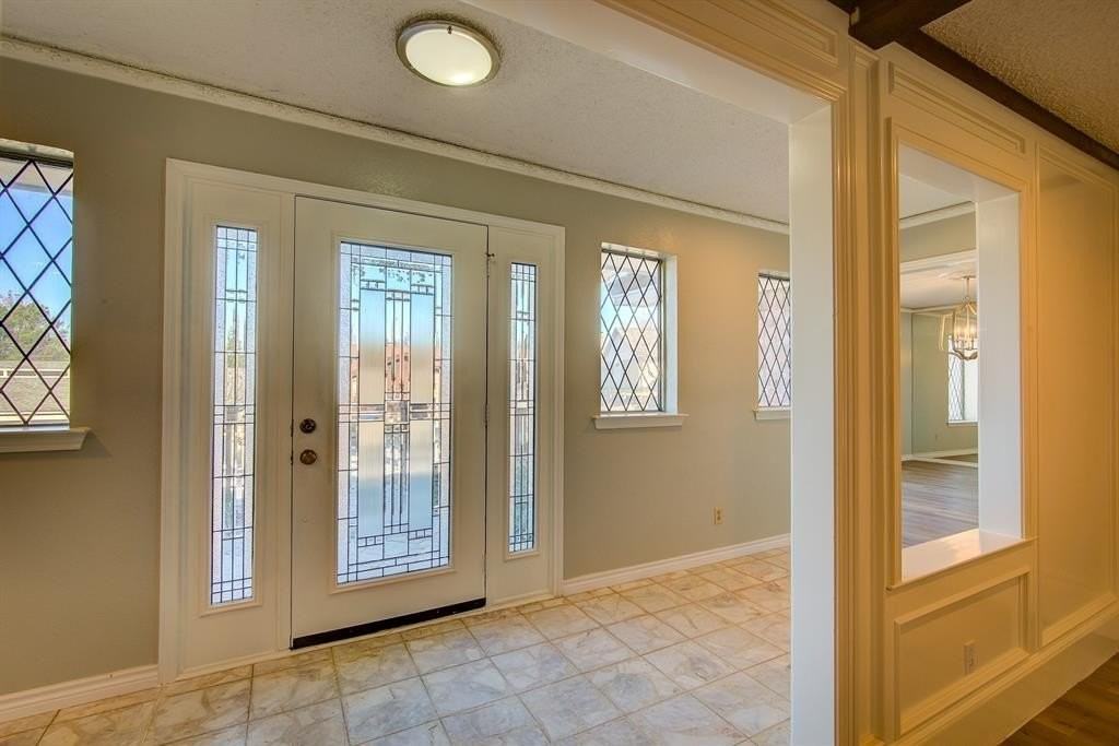 225 Sovereign Ct - Photo 3 of 25