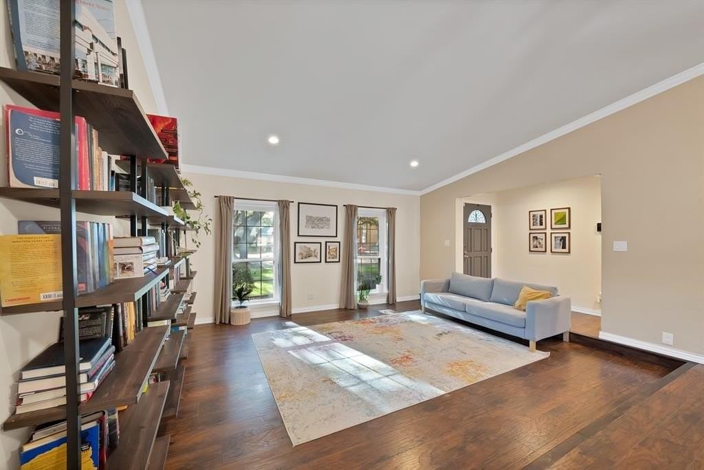 8525 Grumman Dr - Photo 5 of 39