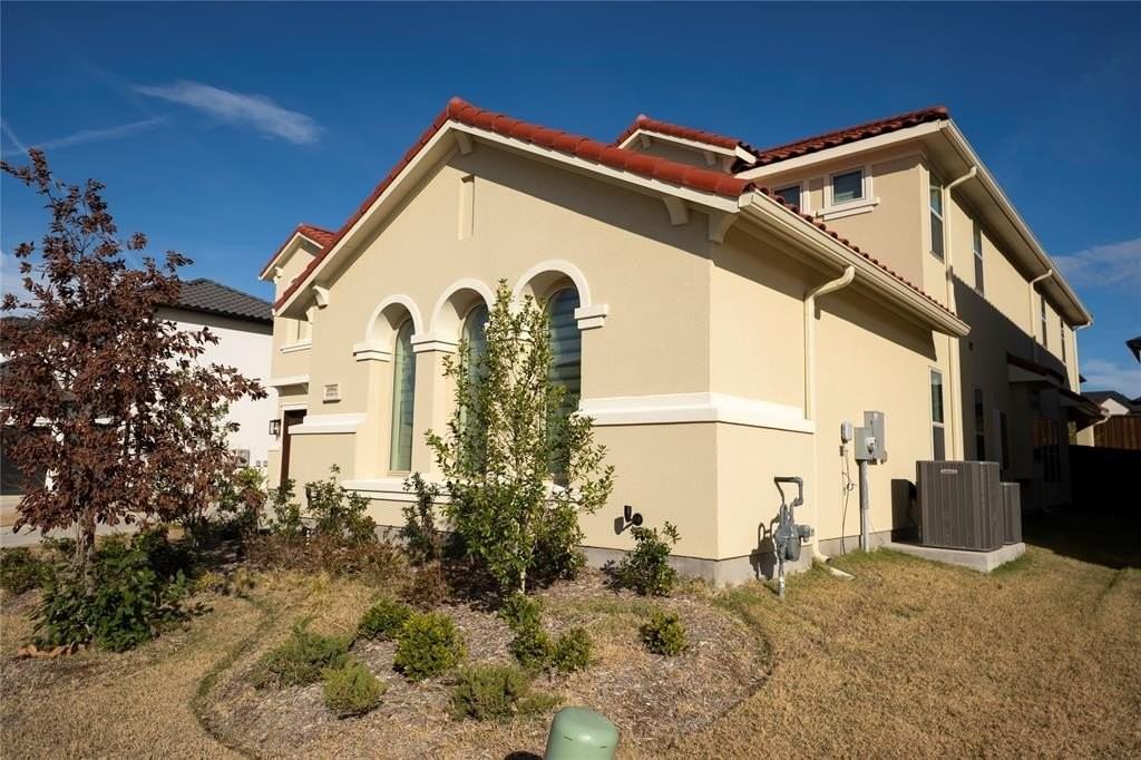 10904 Hollydale Ln - Photo 5 of 37