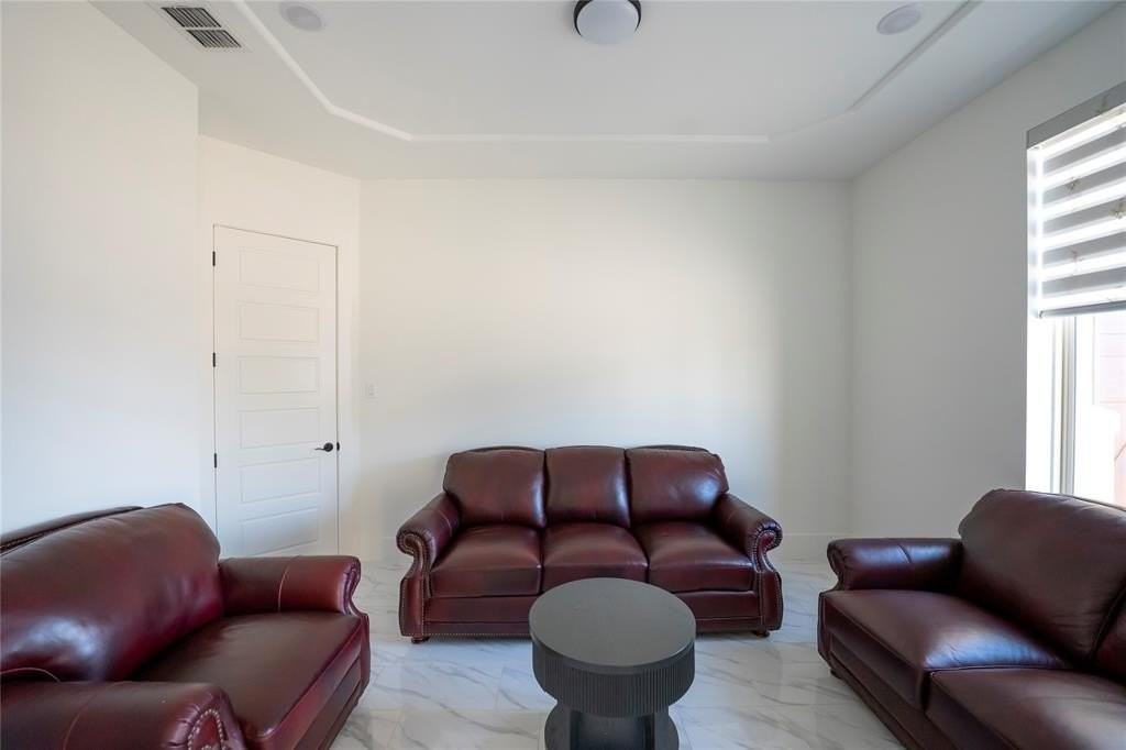 10904 Hollydale Ln - Photo 7 of 37