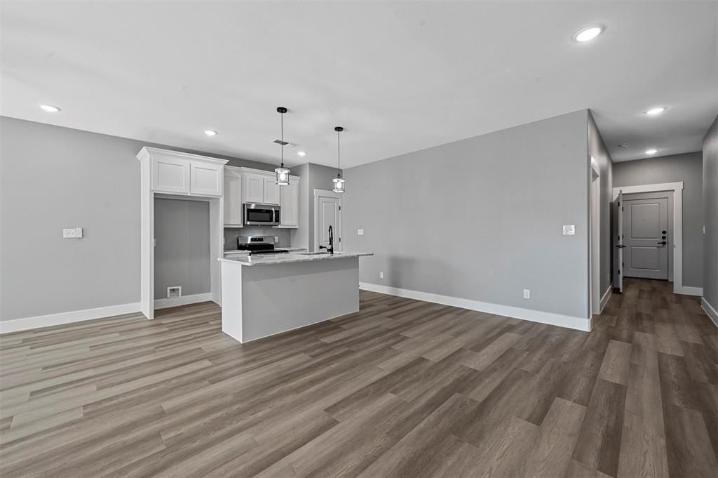 527 W Walker St - Photo 2 of 22