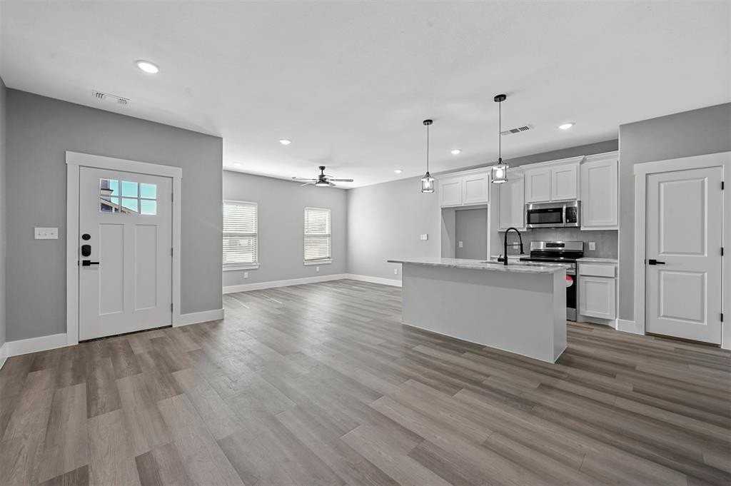 527 W Walker St - Photo 3 of 22