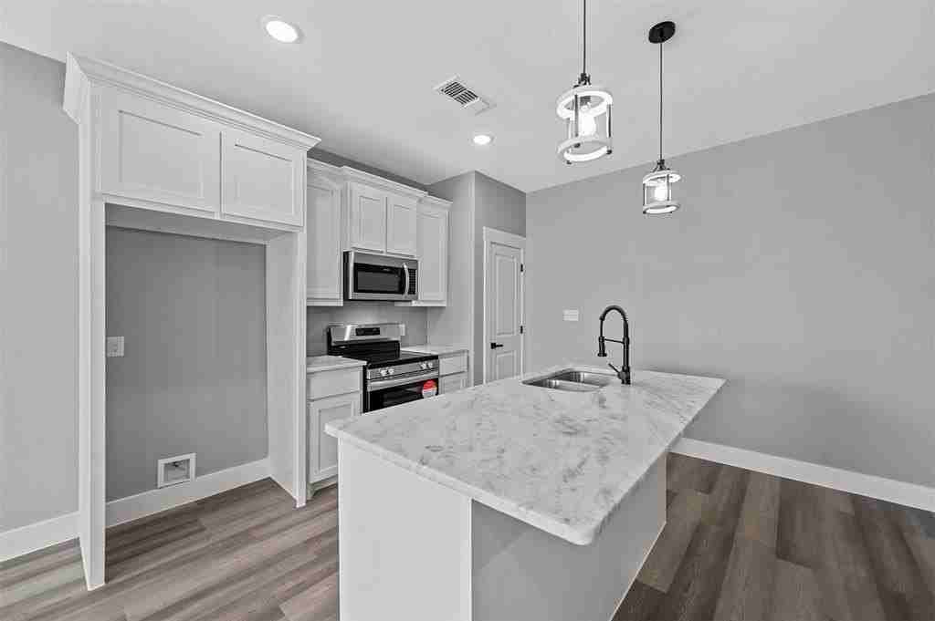 527 W Walker St - Photo 4 of 22