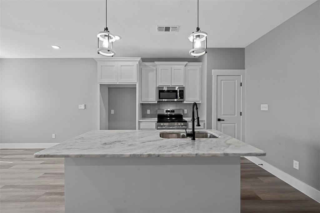 527 W Walker St - Photo 5 of 22