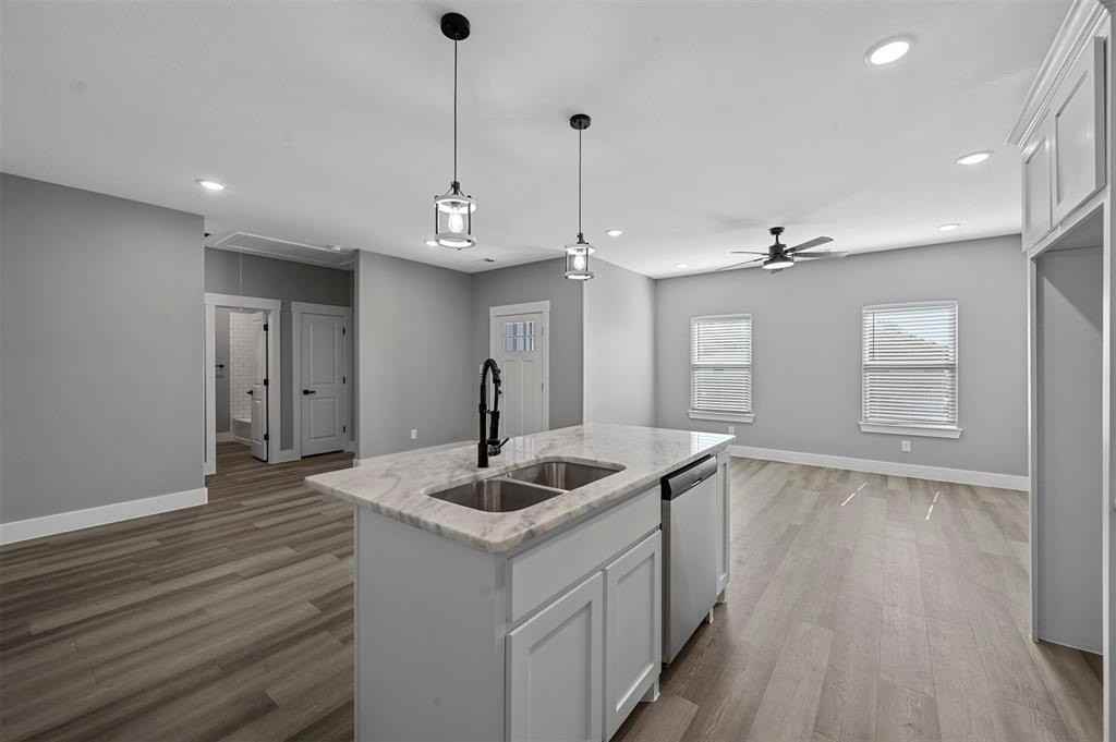 527 W Walker St - Photo 7 of 22