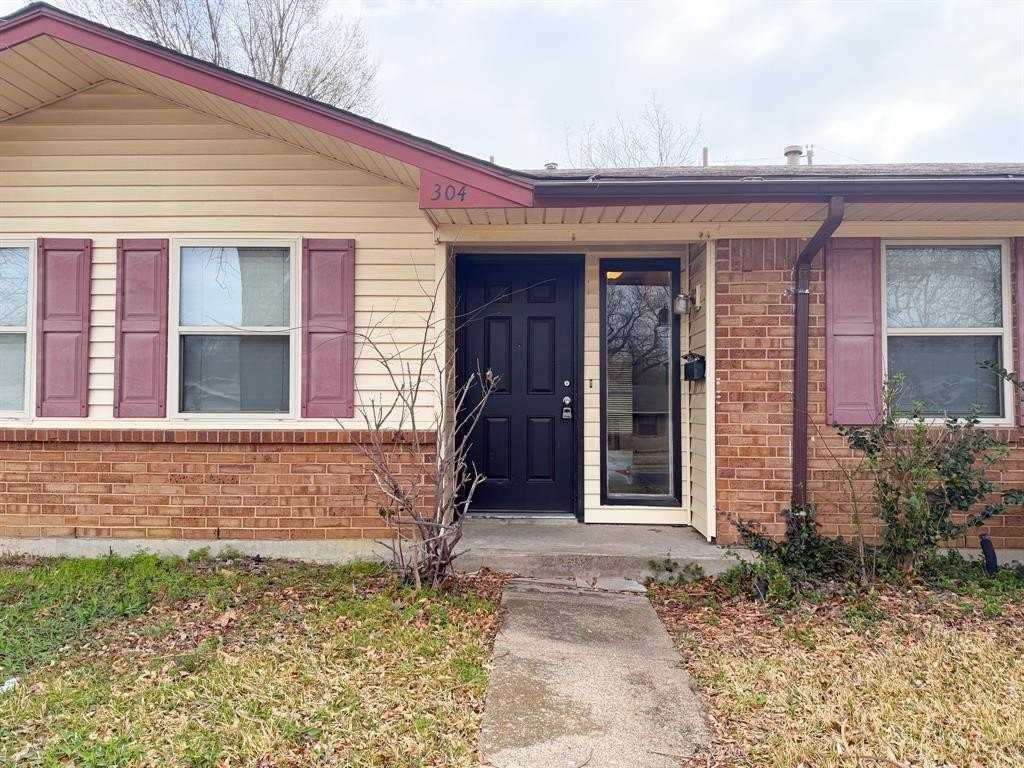 304 Clary Dr - Photo 2 of 22