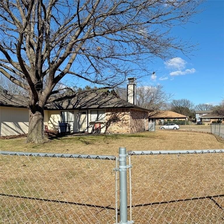 1122 Pyramid Dr - Photo 2 of 7