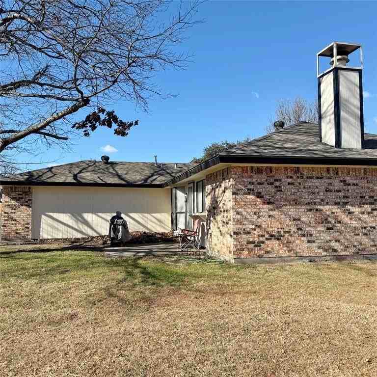 1122 Pyramid Dr - Photo 3 of 7