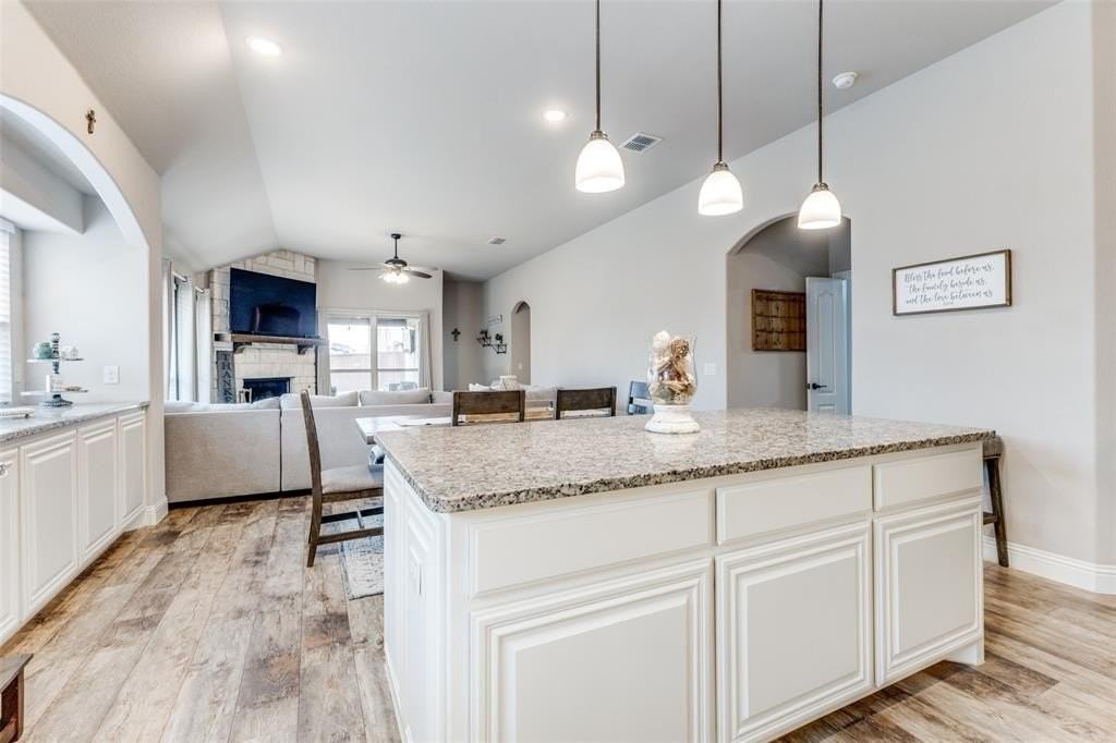 3805 Orleans Way - Photo 4 of 26