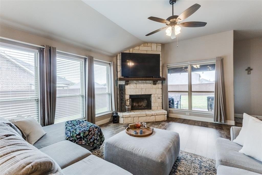 3805 Orleans Way - Photo 6 of 26