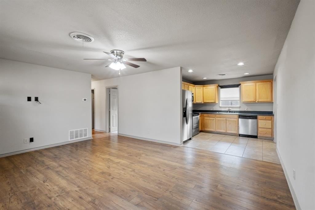 1004 N Cates St - Photo 3 of 30