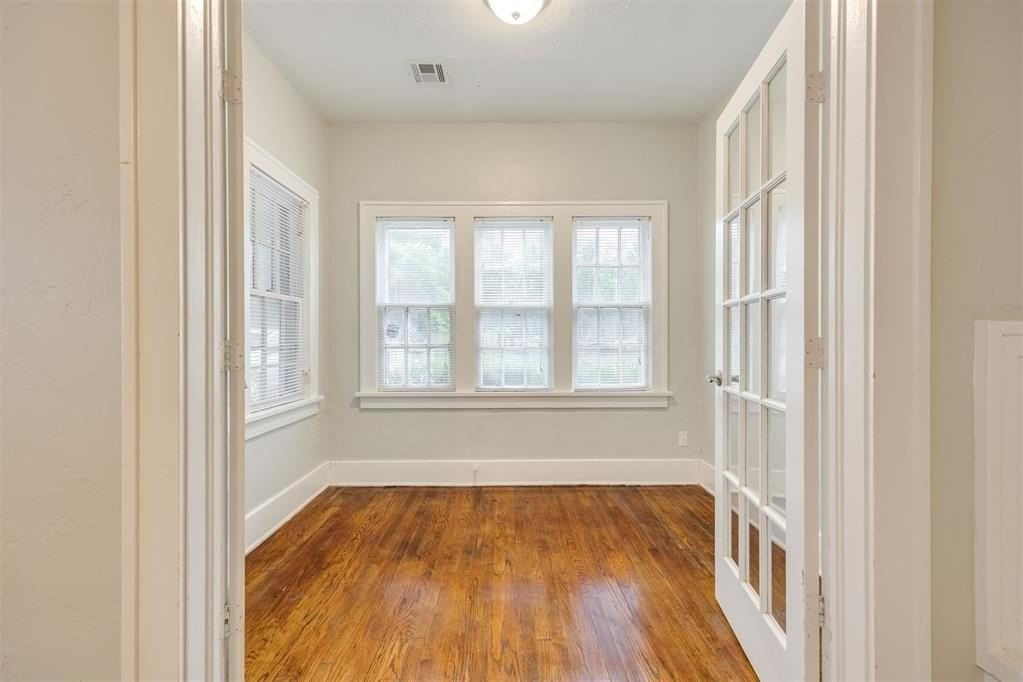 2611 N Shartel Ave - Photo 3 of 34