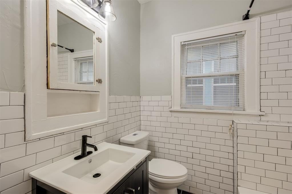 2611 N Shartel Ave - Photo 4 of 34