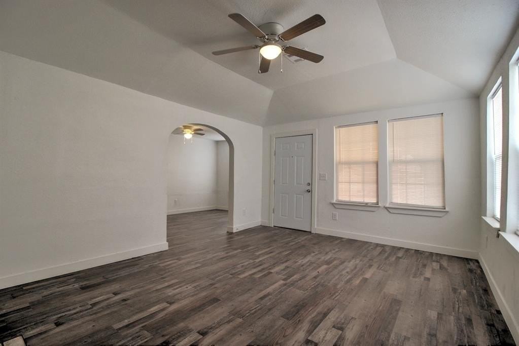 1004 Ne 19th St - Photo 3 of 8