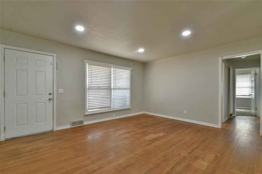 2105 Carpenter Dr - Photo 4 of 21