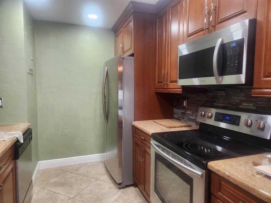 1261 Ne 2nd St - Photo 3 of 13