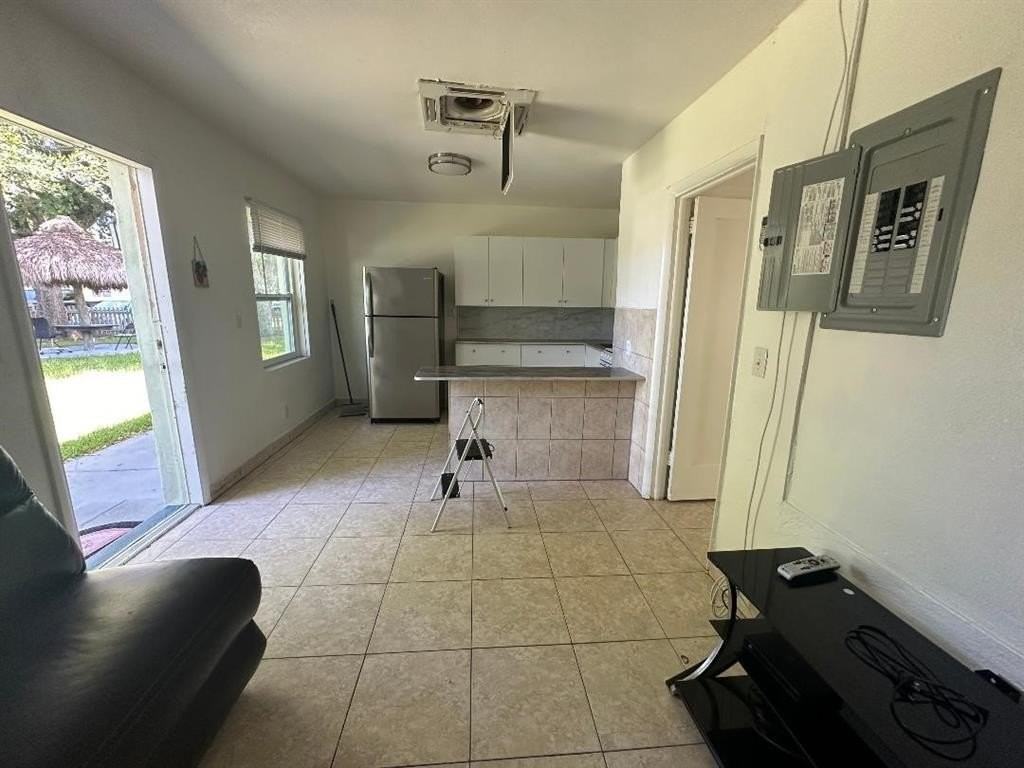 713 Ne 3rd St - Photo 4 of 8