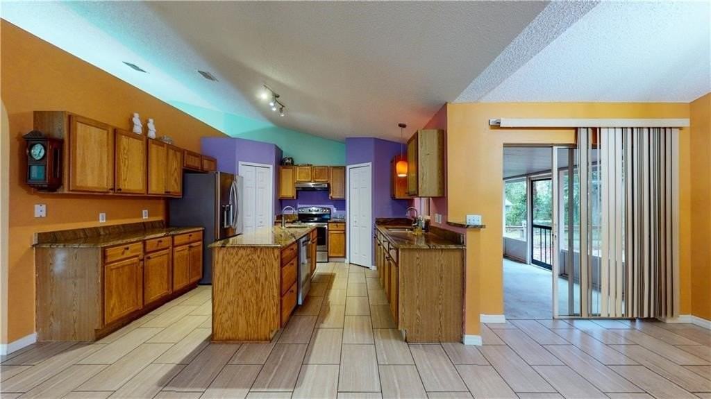 801 Roseland Rd - Photo 6 of 27