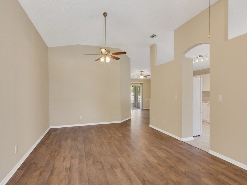 962 E 13th Sq - Photo 2 of 33