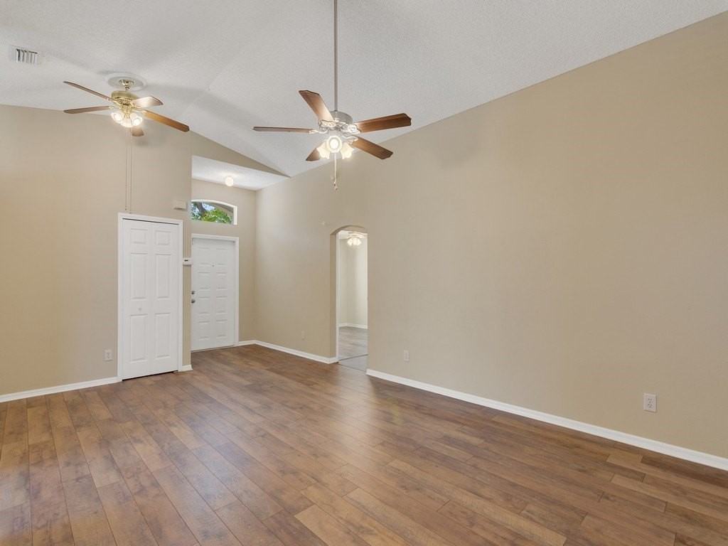 962 E 13th Sq - Photo 3 of 33