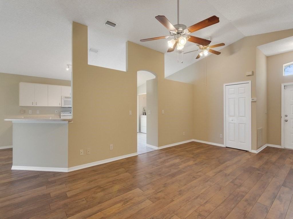 962 E 13th Sq - Photo 4 of 33