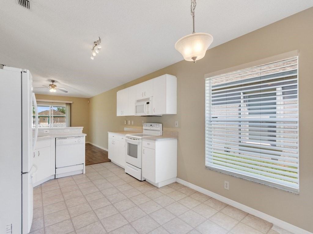 962 E 13th Sq - Photo 5 of 33