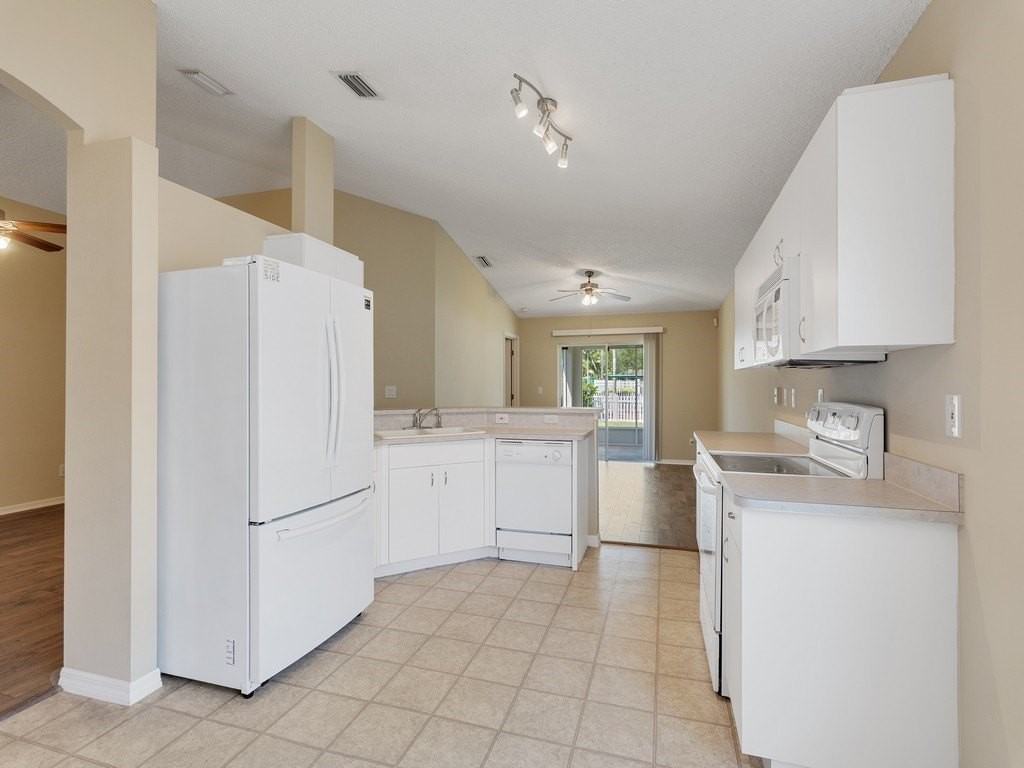 962 E 13th Sq - Photo 6 of 33