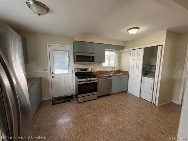 5669 Katherine St - Photo 6 of 15