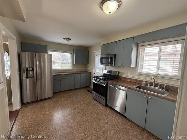 5669 Katherine St - Photo 7 of 15