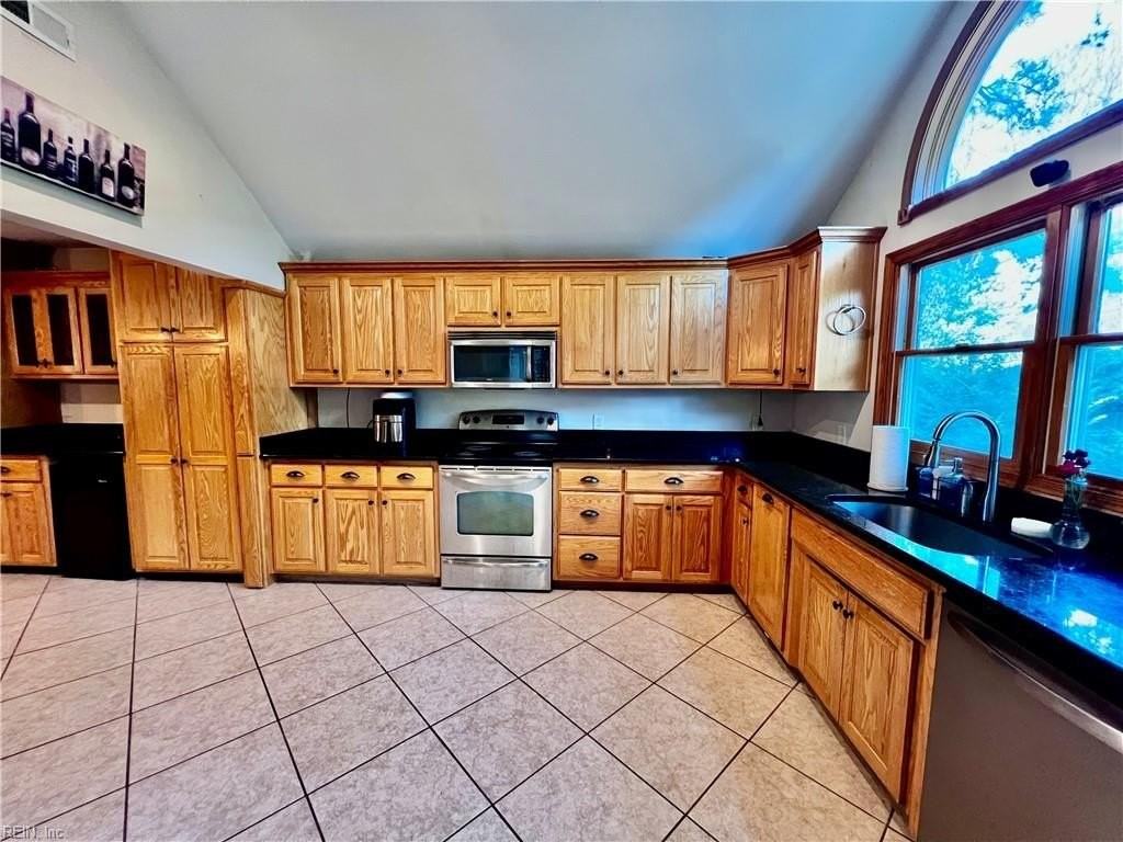 5001 Bellamy Manor Dr - Photo 5 of 37