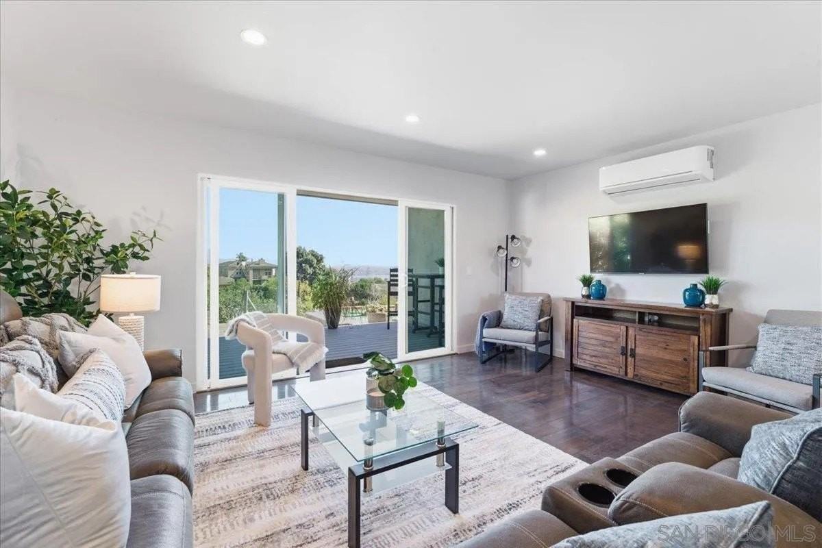 5447 Soledad Rd - Photo 5 of 37