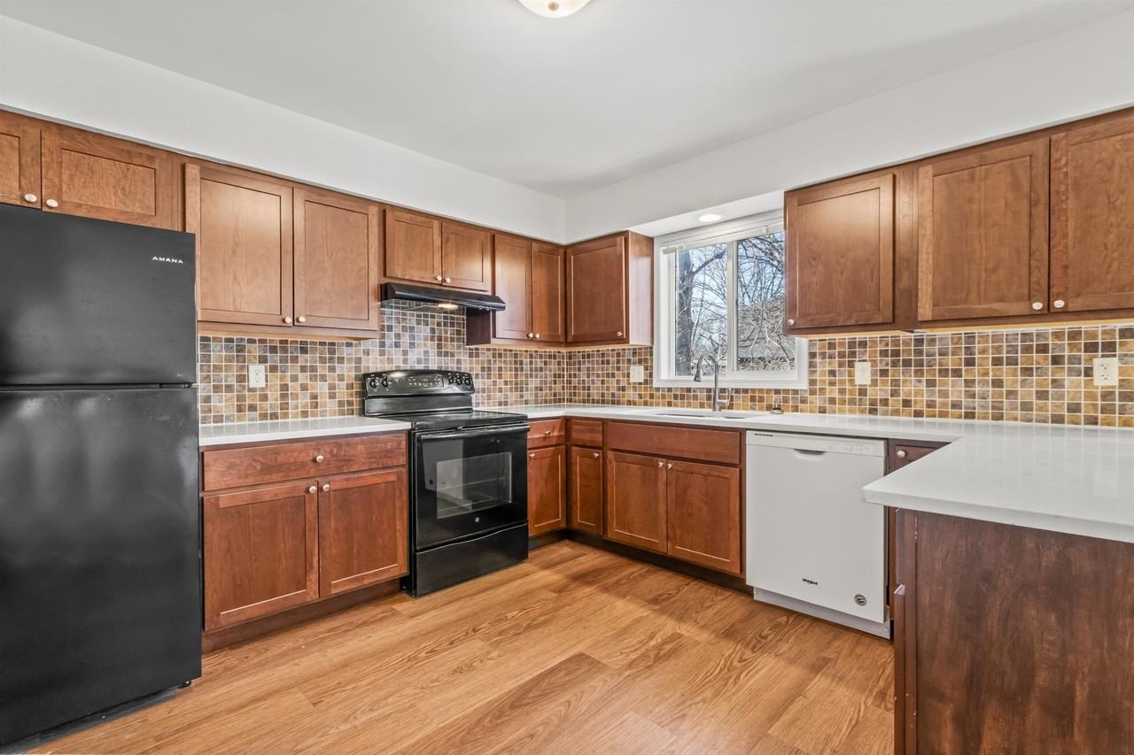 1302 N Gammon Rd - Photo 3 of 40