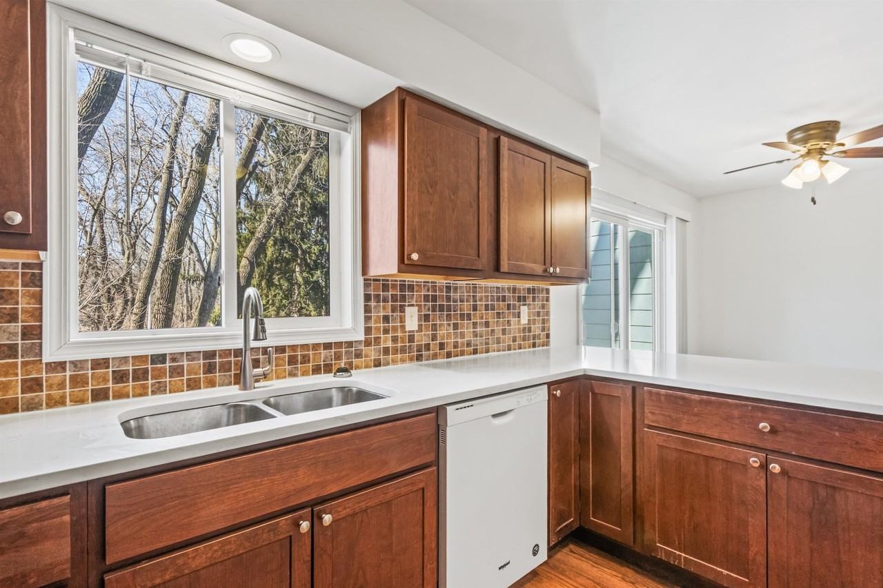 1302 N Gammon Rd - Photo 4 of 40