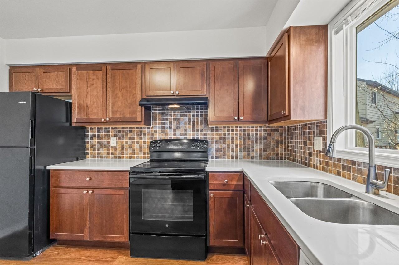 1302 N Gammon Rd - Photo 5 of 40