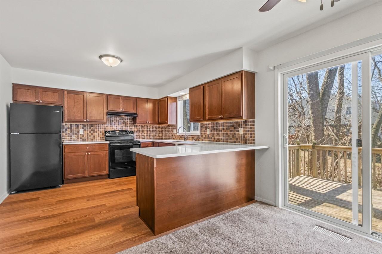 1302 N Gammon Rd - Photo 7 of 40