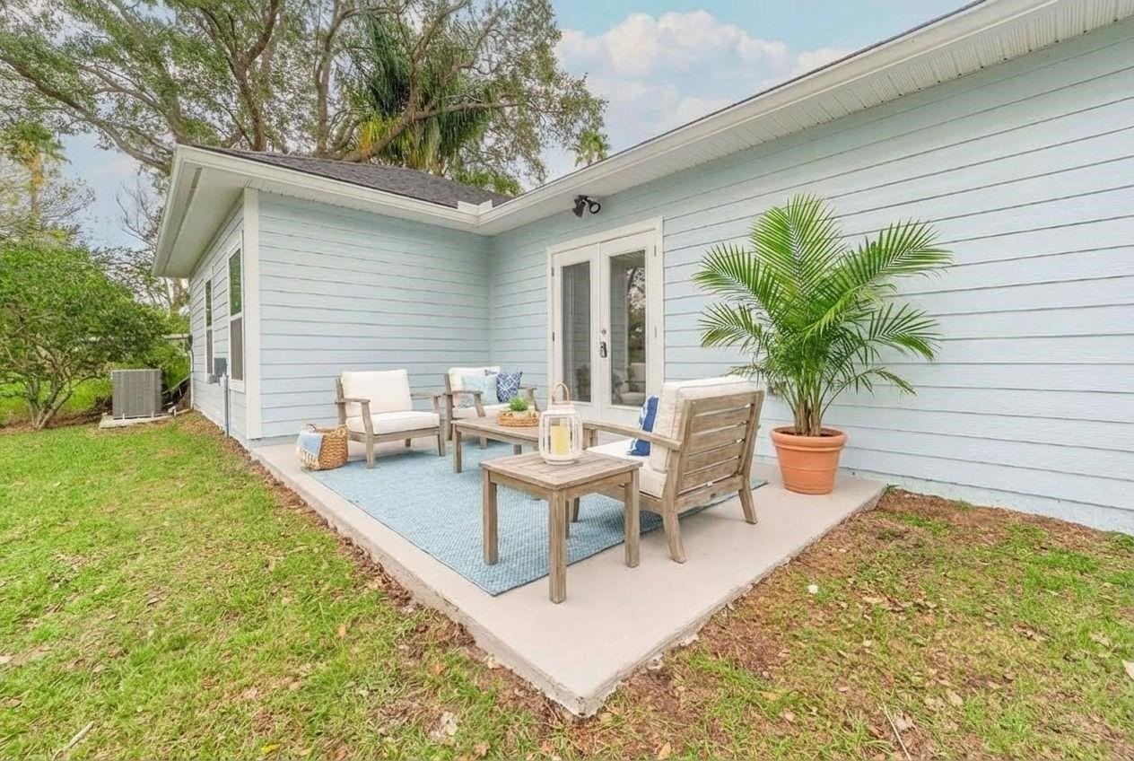 679 Coral Cir - Photo 4 of 14