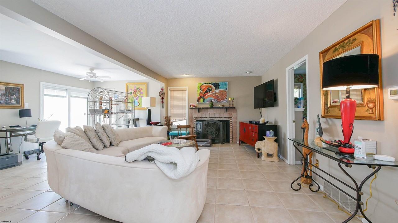 404 N Exeter Ave - Photo 4 of 16