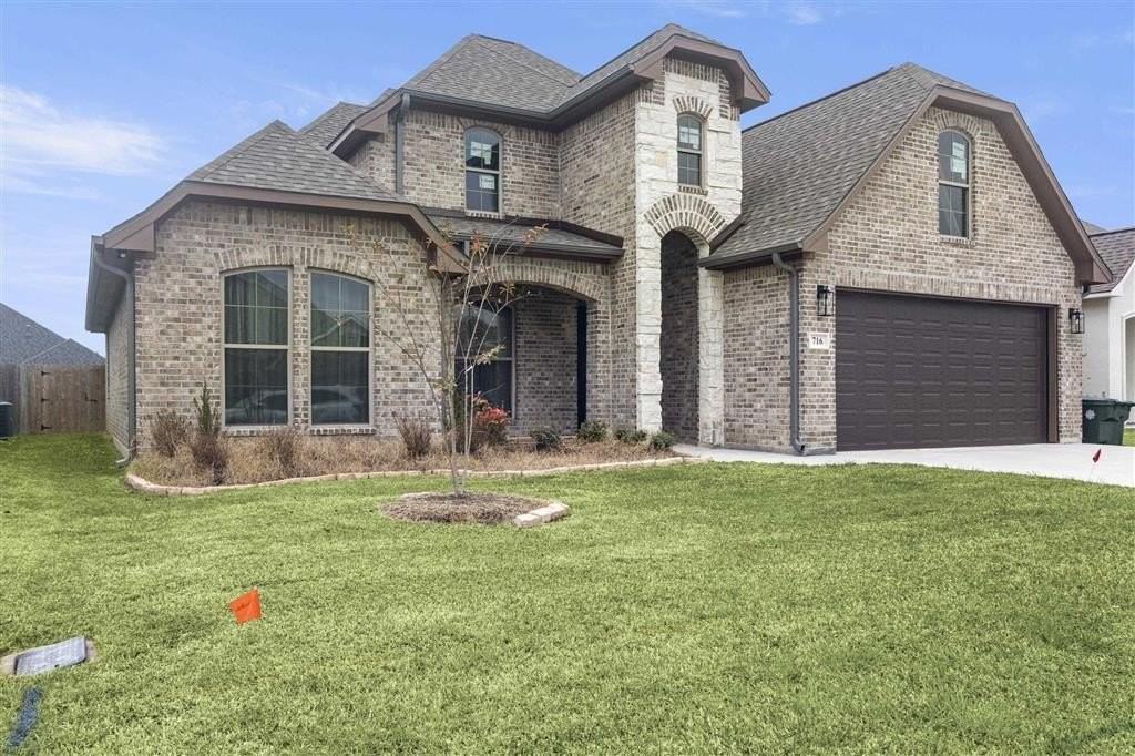 716 Dianne Ln - Photo 2 of 19