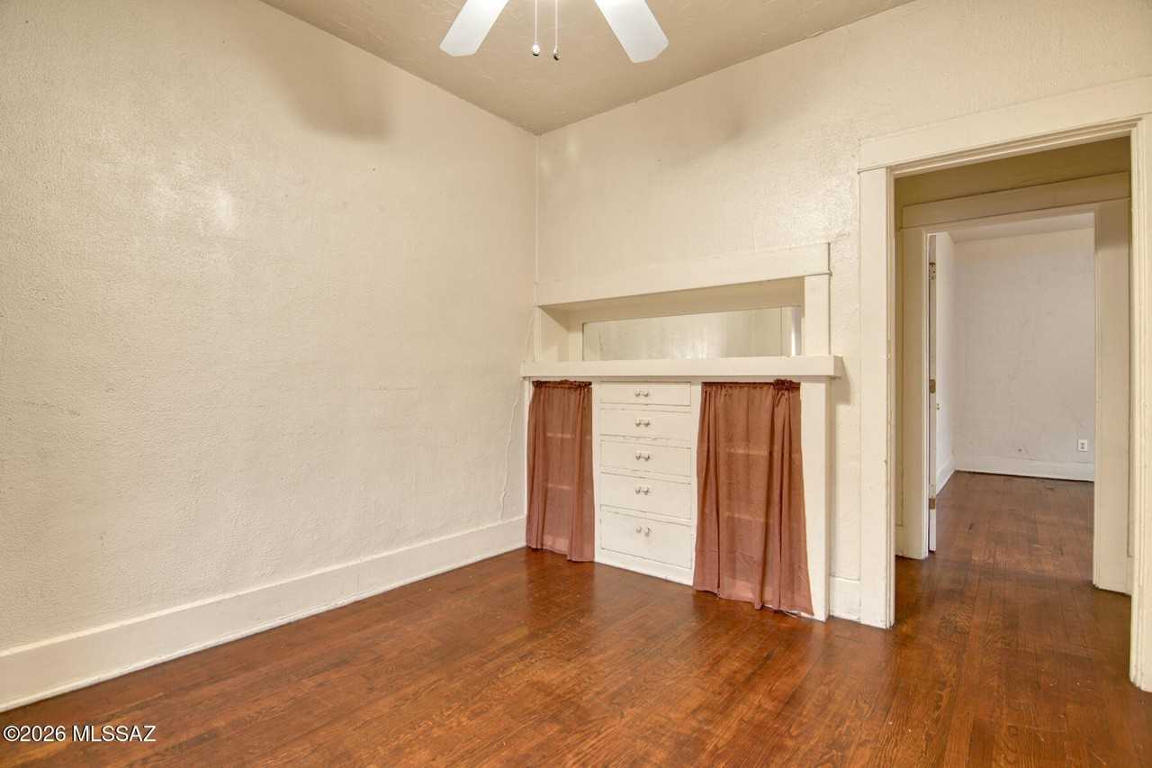 912 E 6th St - Photo 7 of 45