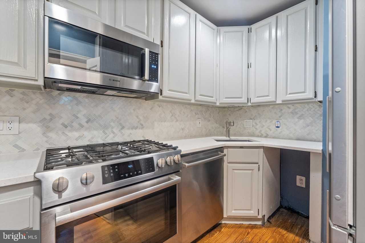 3267 N St Nw Apt 2 - Photo 7 of 17