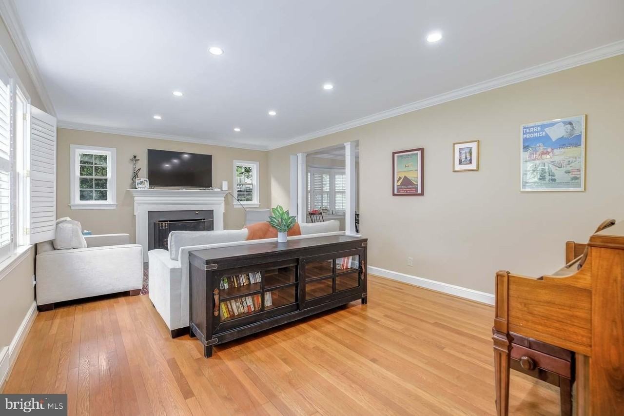 3209 Thornapple St - Photo 4 of 50