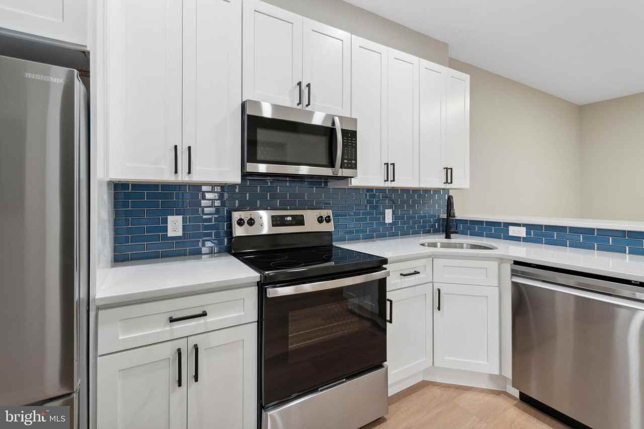 417 W Elm St Apt 1 - Photo 3 of 17