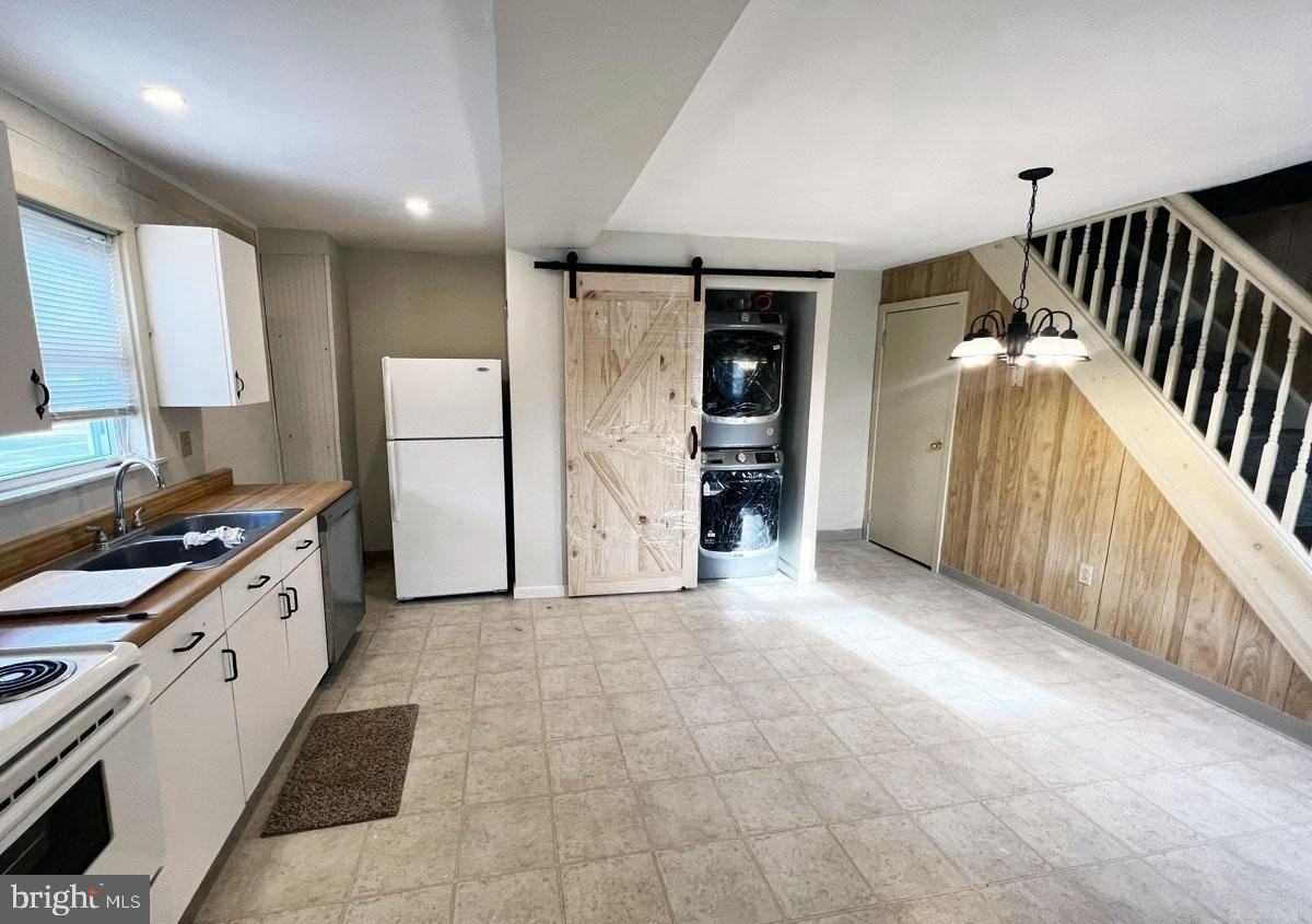 302 E Howard St - Photo 2 of 8