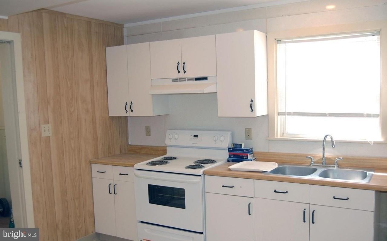 302 E Howard St - Photo 3 of 8