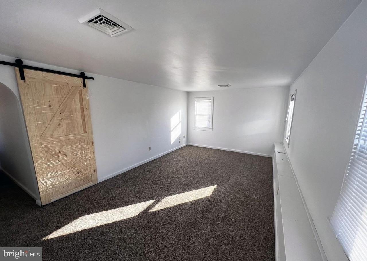 302 E Howard St - Photo 4 of 8