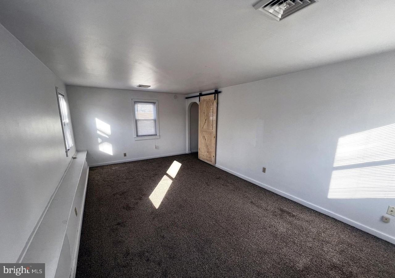 302 E Howard St - Photo 5 of 8