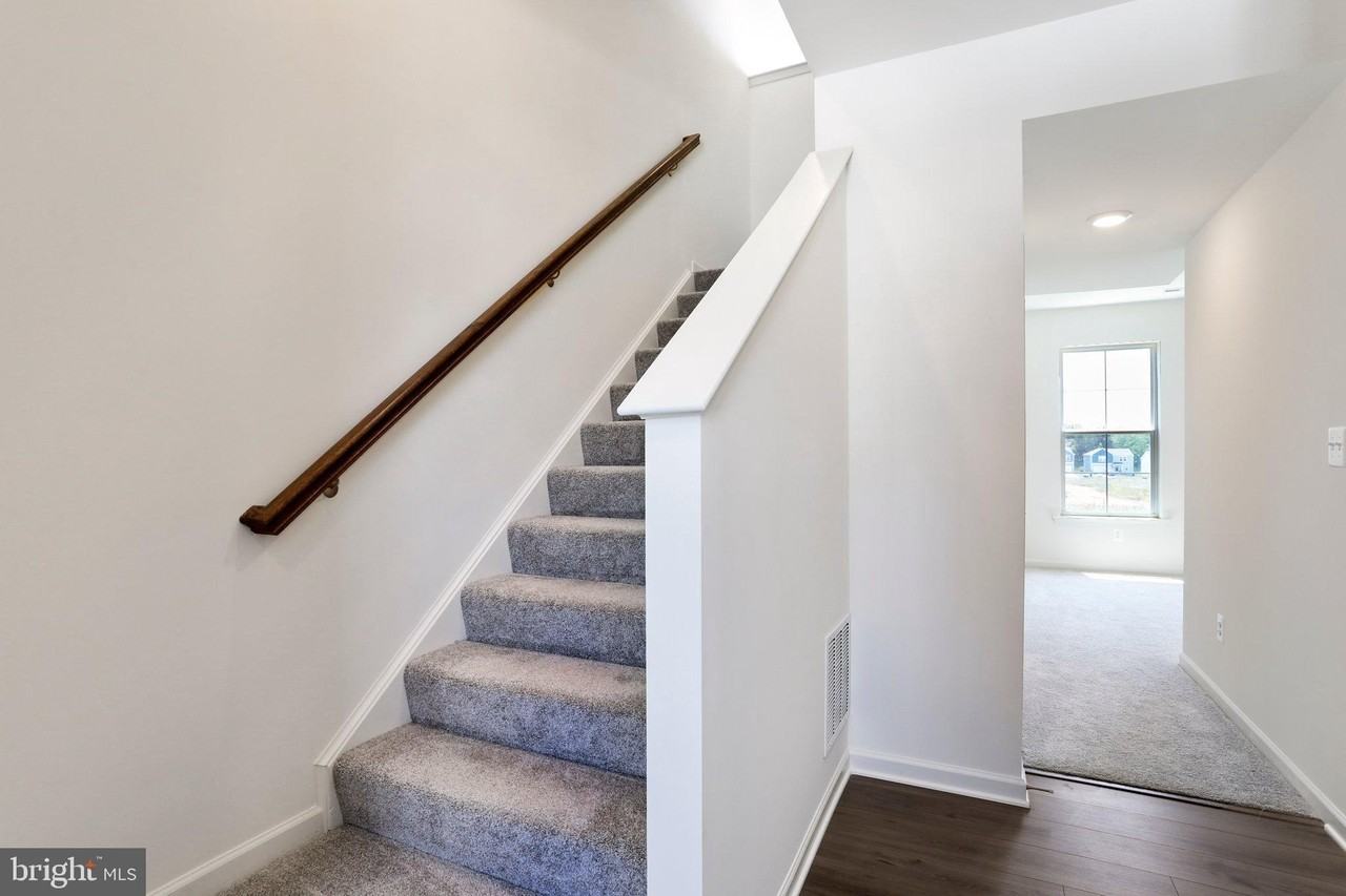 167 Clifton Mnr - Photo 4 of 44